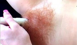 Розовое влагалище с рыжим лобком хозяйка мастурбирует небольшим вибратором в виде пальчика