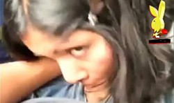 Молодая индианка чмокает короткий член другу прячась на сиденье и показывает сисечки