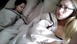 Мать мастурбирует киску лежа рядом со спящей дочерью и снимает все на камеру держа второй рукой