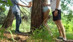 Два туриста гуляя по лесу нашли, застрявшую между деревьев сельскую девоньку и выебли на двоих