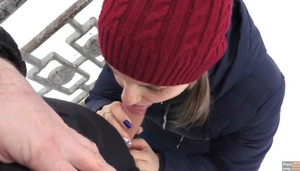 Сосет в 15ти градусный мороз жена из Курска, руки замерзли и лицо, зато член в тепле